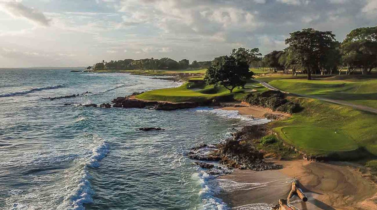 The signature short par-3 5th hole at Teeth of the Dog.